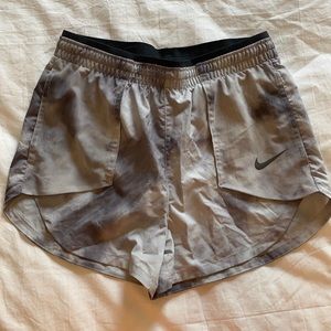 Nike Tempo Luxe Icon Clash